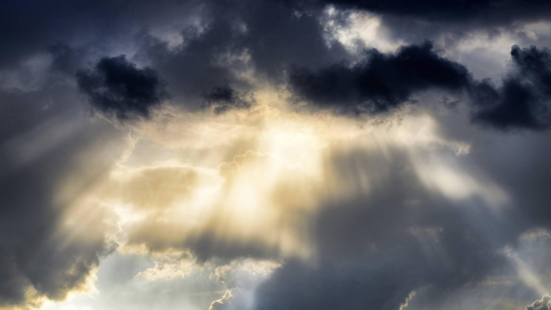 Sonnenstrahlen durchbrechen eine Wolkendecke. Sonnenstrahlen durchbrechen eine Wolkendecke.