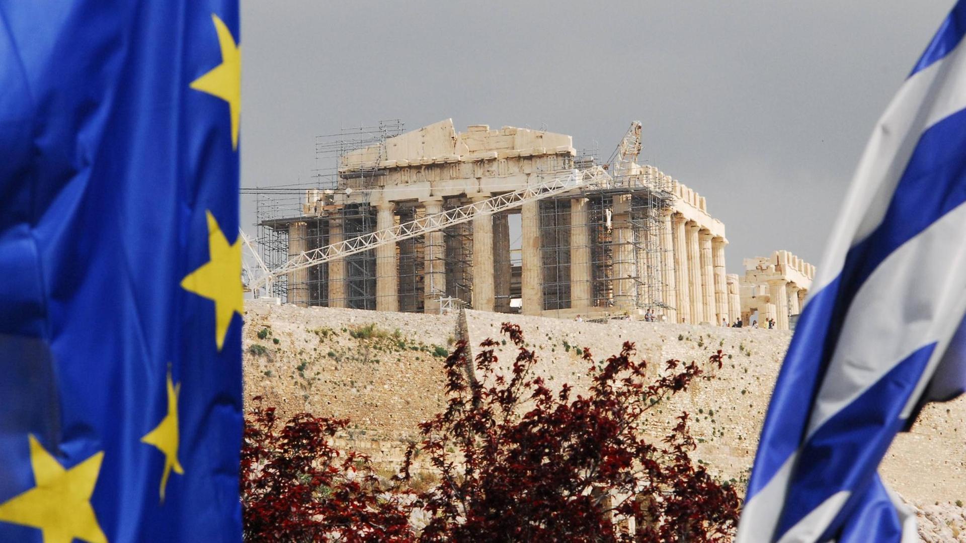 Die Flaggen Griechenlands und der EU vor der Akropolis in Athen Die Flaggen Griechenlands und der EU vor der Akropolis in Athen