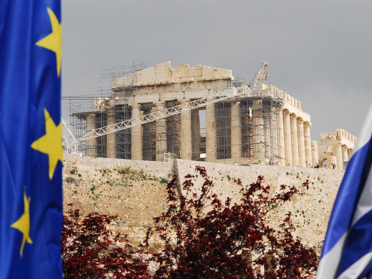 Die Flaggen Griechenlands und der EU vor der Akropolis in Athen