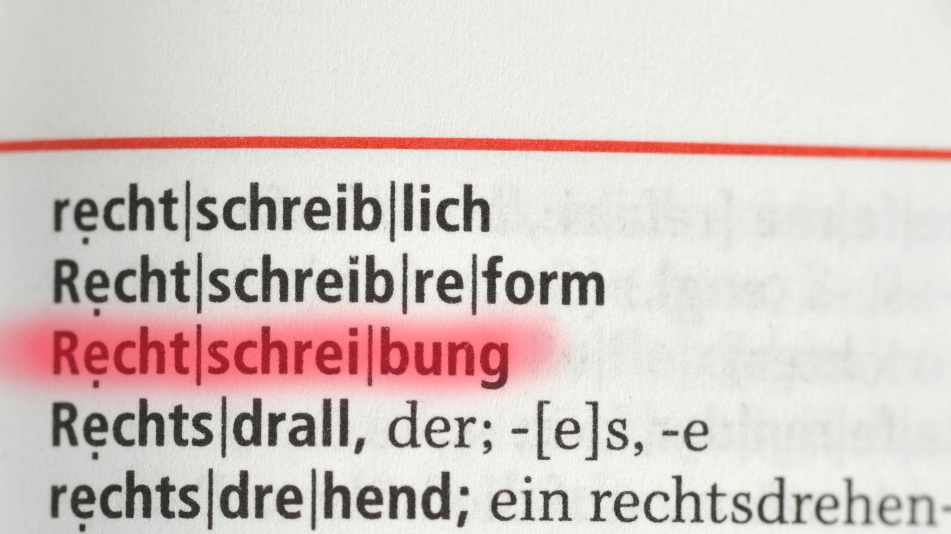 Das Wort "Rechtschreibung" im Duden rot markiert. Das Wort "Rechtschreibung" im Duden rot markiert.