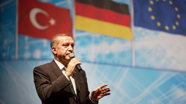 Auftritt des türkischen Ministerpräsident Recep Tayyip Erdogan im Tempodrom in Berlin. Der Premier sprach 2014 vor tausenden Anhängern auf der von den European Turkish Democrats (UETD) organisierten Veranstaltung.