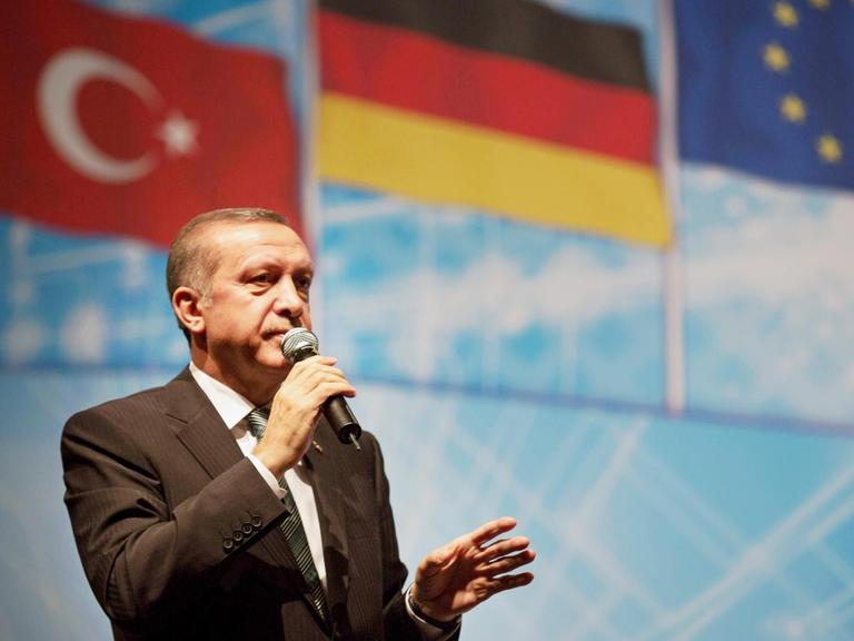 Auftritt des türkischen Ministerpräsident Recep Tayyip Erdogan im Tempodrom in Berlin. Der Premier sprach 2014 vor tausenden Anhängern auf der von den European Turkish Democrats (UETD) organisierten Veranstaltung.