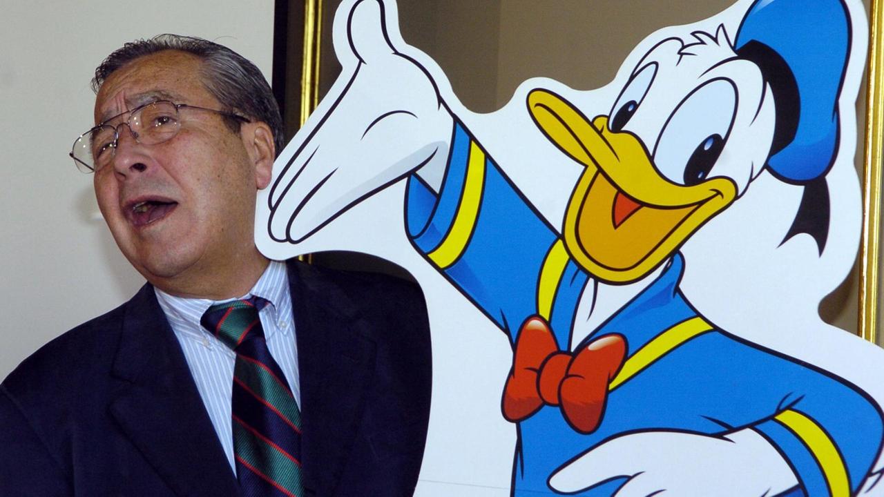 Berlin: Scheinbar eine Ohrfeige bekommt Victor Arriagada Rios alias Vicar am Donnerstag (03.06.2004) in Berlin von Donald Duck. Der 1934 in Chile geborene Künstler ist seit dreißig Jahren im Disney-Verlag für die Alltagskonflikte der Comic-Figur in Entenhausen zuständig. Zum 70 Geburtstag der Ente am 09. Juni feiert der Zeichner seine zehntausendste fertig gestellte Comic-Seite. (BER705-030604) | Verwendung weltweit Berlin: Scheinbar eine Ohrfeige bekommt Victor Arriagada Rios alias Vicar am Donnerstag (03.06.2004) in Berlin von Donald Duck. Der 1934 in Chile geborene Künstler ist seit dreißig Jahren im Disney-Verlag für die Alltagskonflikte der Comic-Figur in Entenhausen zuständig. Zum 70 Geburtstag der Ente am 09. Juni feiert der Zeichner seine zehntausendste fertig gestellte Comic-Seite. (BER705-030604) | Verwendung weltweit