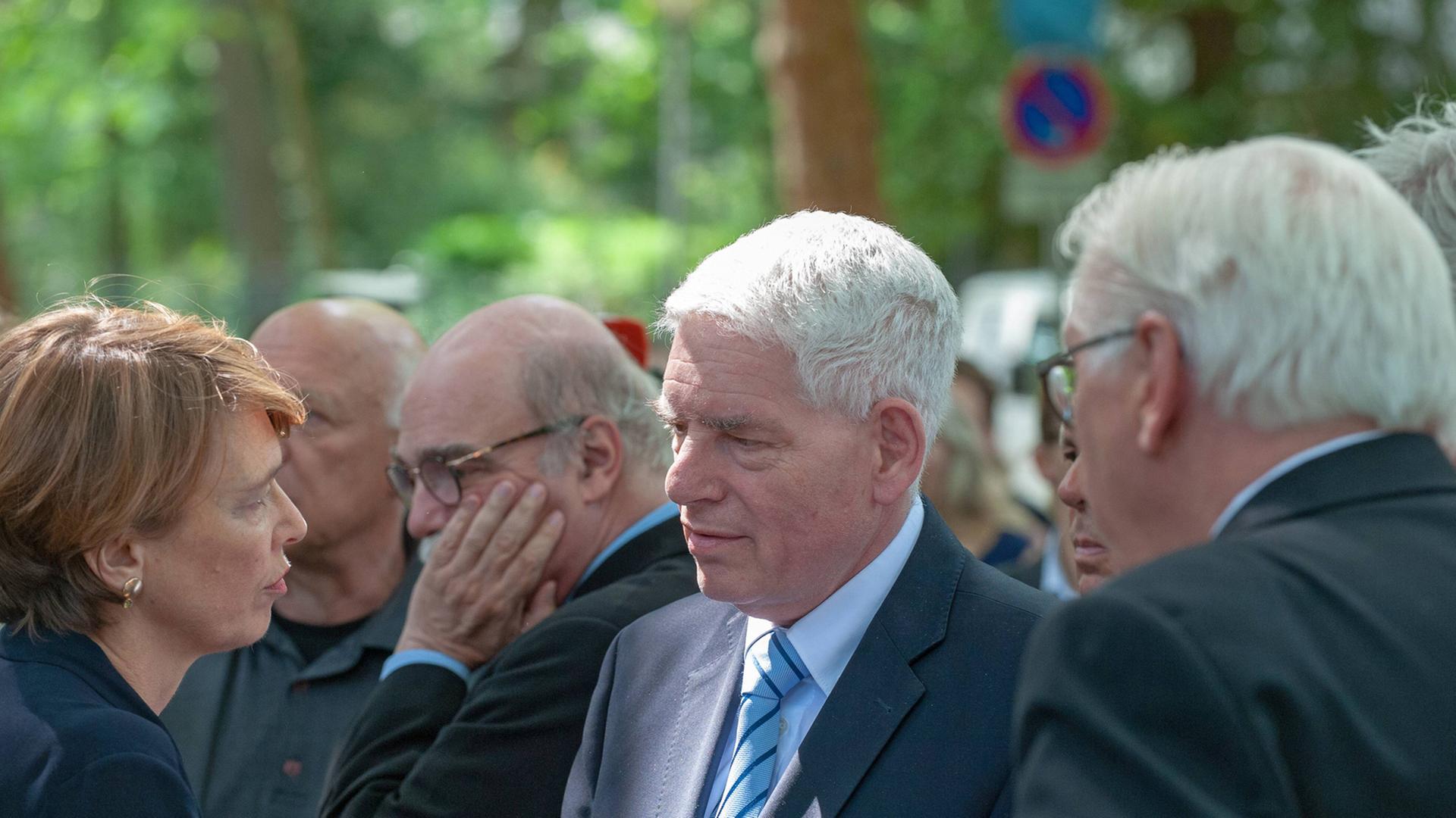 Bundespraesident Frank Walter Steinmeier (R) im Gespräch mit seiner Ehefau Elke Büdenbender (L) und Josef Schuster, Präsident des Zentralrats der Juden in Deutschland (M) Bundespraesident Frank Walter Steinmeier (R) im Gespräch mit seiner Ehefau Elke Büdenbender (L) und Josef Schuster, Präsident des Zentralrats der Juden in Deutschland (M)