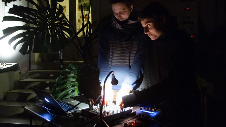 Die Künstlerin Saša Spačal steht an einem Rechner mit einem Mischpult. Die Künstlerin Saša Spačal steht an einem Rechner mit einem Mischpult.