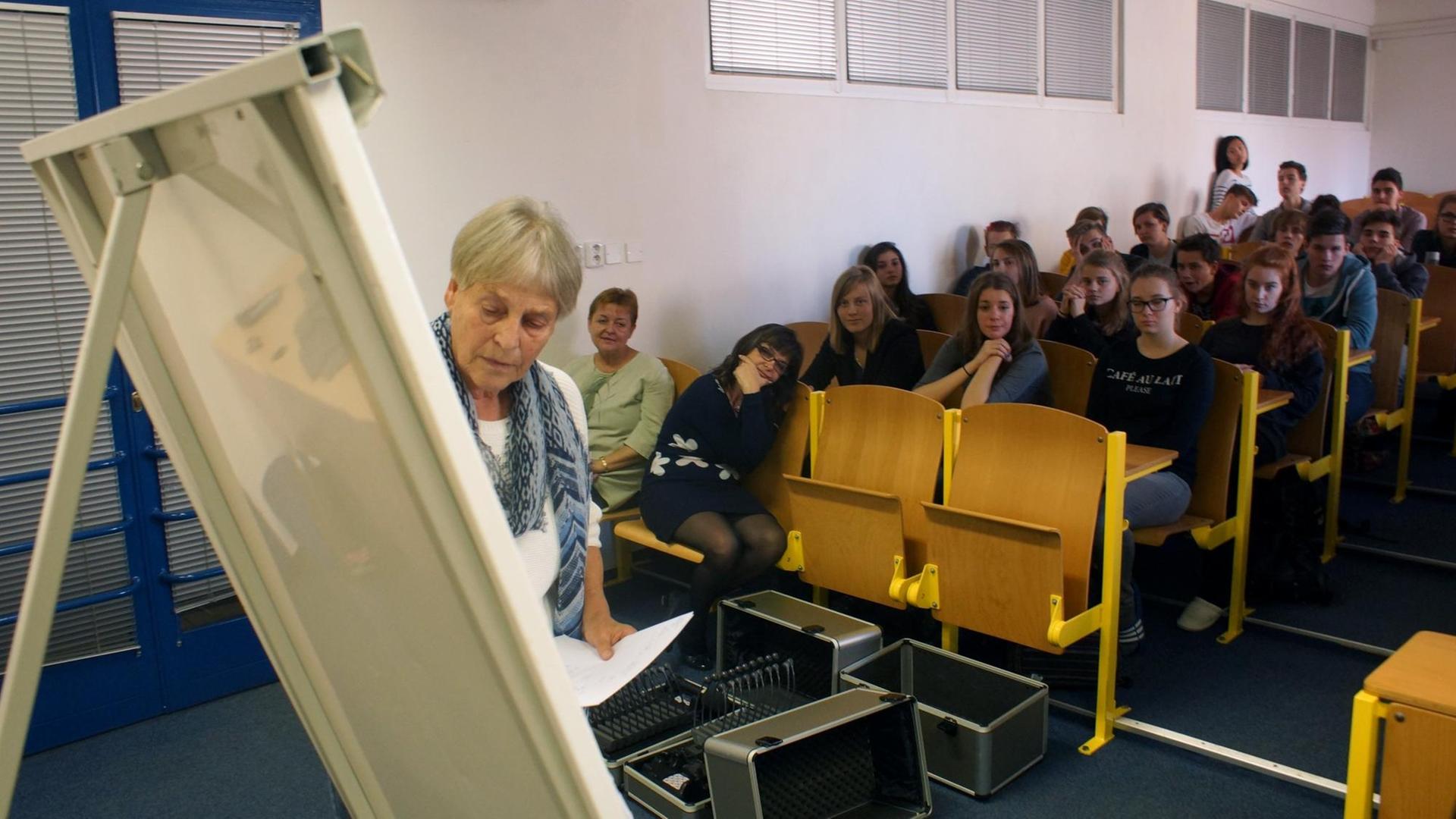 Zeitzeugin Annelies Schwarz erzählt vor Prager Gymnasiasten von ihrer Vertreibung. Zeitzeugin Annelies Schwarz erzählt vor Prager Gymnasiasten von ihrer Vertreibung.
