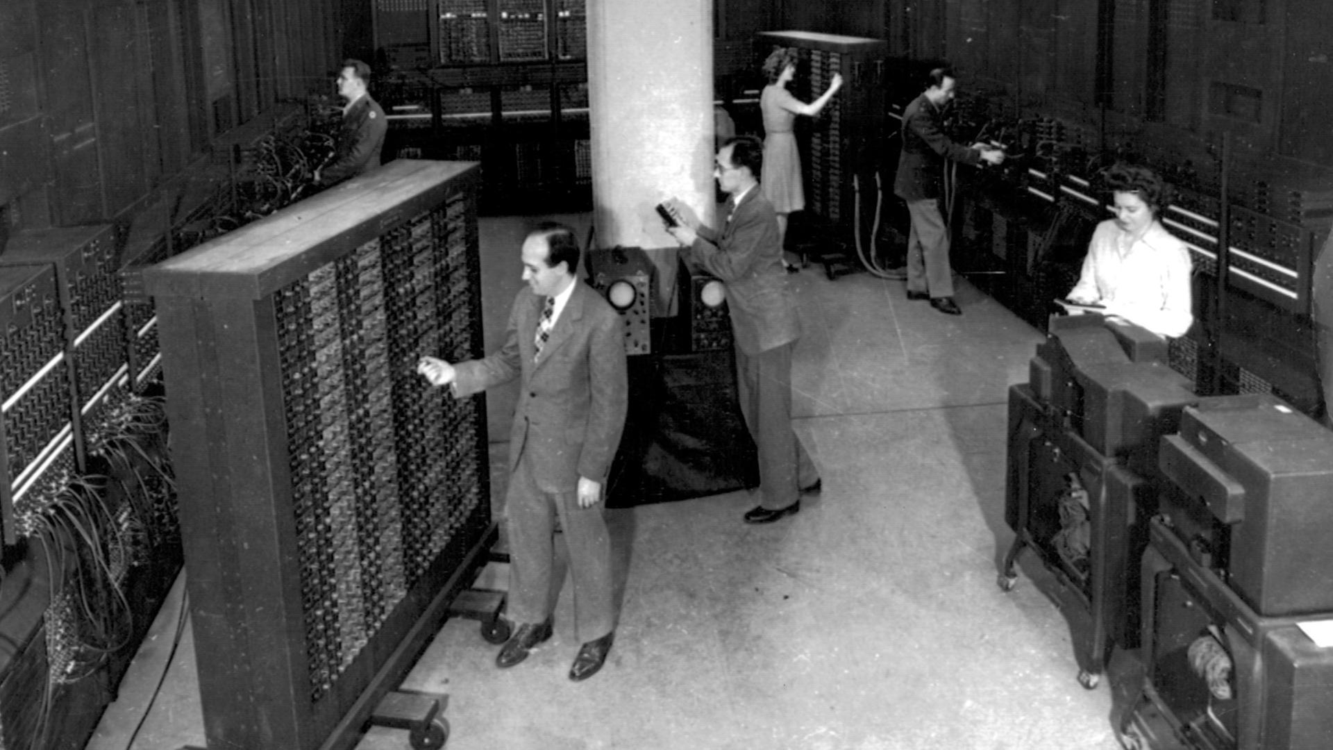 Der ENIAC-Computer ("Electronic Numerical Integrator And Computer" ), der erste funktionstüchtige elektronische Computer der Welt wurde in den 1940er-Jahren entwickelt und war 167 Quadratmeter groß. Der ENIAC-Computer ("Electronic Numerical Integrator And Computer" ), der erste funktionstüchtige elektronische Computer der Welt wurde in den 1940er-Jahren entwickelt und war 167 Quadratmeter groß.