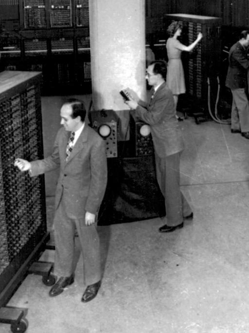 Der ENIAC-Computer ("Electronic Numerical Integrator And Computer" ), der erste funktionstüchtige elektronische Computer der Welt wurde in den 1940er-Jahren entwickelt und war 167 Quadratmeter groß.