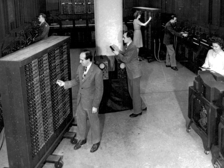 Der ENIAC-Computer ("Electronic Numerical Integrator And Computer" ), der erste funktionstüchtige elektronische Computer der Welt wurde in den 1940er-Jahren entwickelt und war 167 Quadratmeter groß.