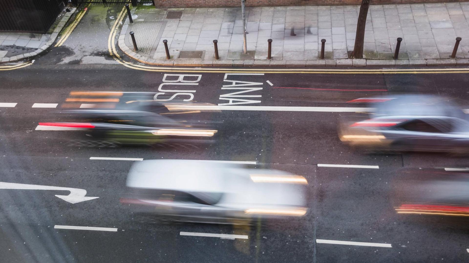Blick durch ein Fenster auf eine belebte Straße mit verwischten Autos auf mehreren Fahrspuren, Symbolbild Raser Blick durch ein Fenster auf eine belebte Straße mit verwischten Autos auf mehreren Fahrspuren, Symbolbild Raser