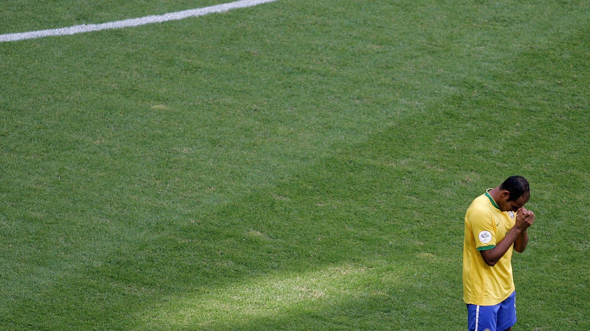 Ein brasilianischer Nationalspieler betet vor dem Spiel Ein brasilianischer Nationalspieler betet vor dem Spiel