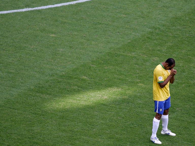 Ein brasilianischer Nationalspieler betet vor dem Spiel