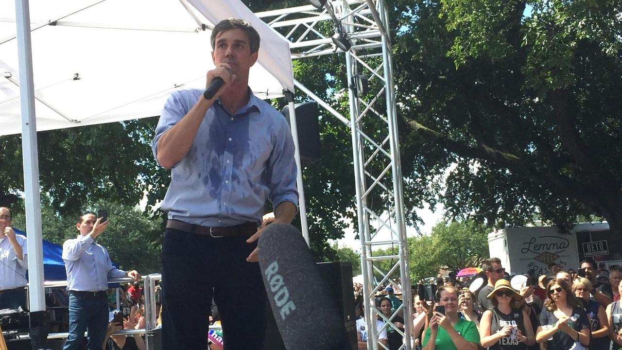 Beto O`Rourke wäre seit 1988 der erste Kandidat der Demokraten, der diesen Sitz für Texas im US-Senat erobern würde. Hier steht er mit verschwitzt im blauen Hemd auf der Bühne. Beto O`Rourke wäre seit 1988 der erste Kandidat der Demokraten, der diesen Sitz für Texas im US-Senat erobern würde. Hier steht er mit verschwitzt im blauen Hemd auf der Bühne.