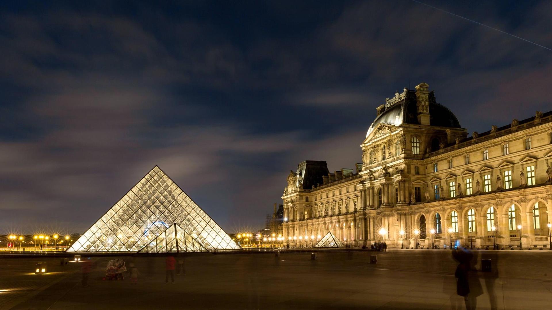 Das französische Kunstmuseum Louvre am Abend. Das französische Kunstmuseum Louvre am Abend.