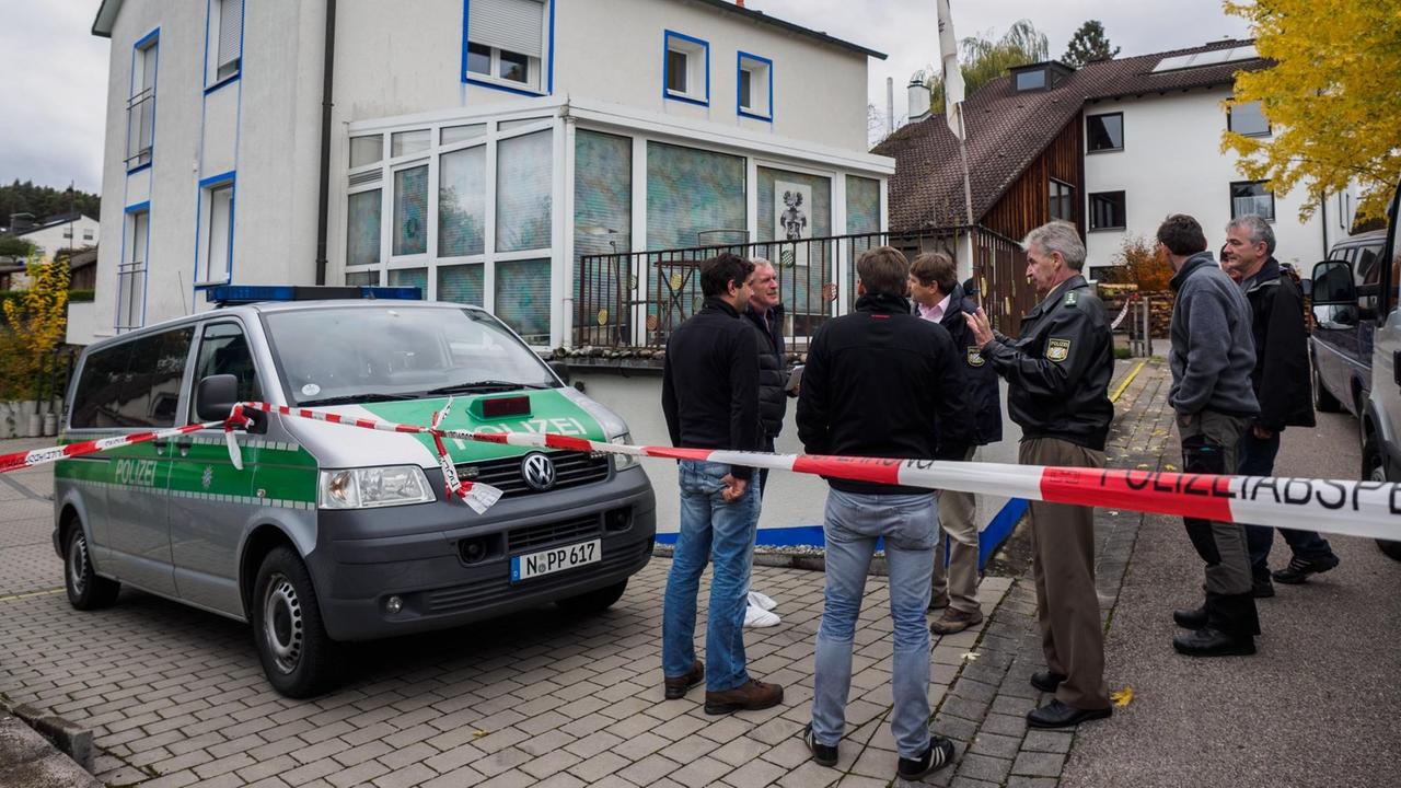 Zahlreiche Polizeibeamte stehen am 19.10.2016 in Georgensgmünd (Bayern) vor dem Grundstück eines sogenannten Reichsbürgers. Zahlreiche Polizeibeamte stehen am 19.10.2016 in Georgensgmünd (Bayern) vor dem Grundstück eines sogenannten Reichsbürgers.