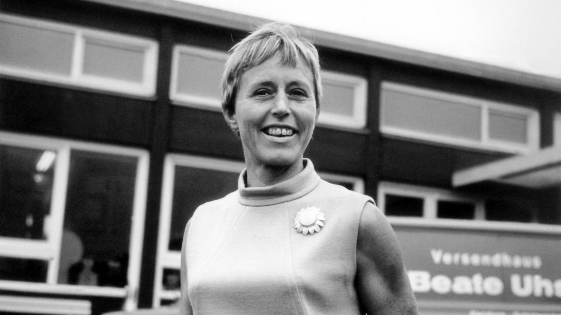 Beate Rotermund, die Gründerin und Chefin des Versandunternehmens für Sex- und Hygieneartikel Beate Uhse steht vor ihrem Versandhaus in Flensburg. Beate Rotermund, die Gründerin und Chefin des Versandunternehmens für Sex- und Hygieneartikel Beate Uhse steht vor ihrem Versandhaus in Flensburg.