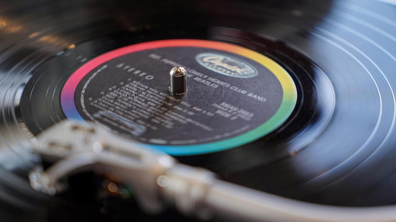 Musik auf Vinyl boomt: Zu sehen ist die Beatles Platte "Sgt. Pepper's Lonely Hearts Club Band". Musik auf Vinyl boomt: Zu sehen ist die Beatles Platte "Sgt. Pepper's Lonely Hearts Club Band".