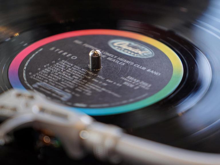 Musik auf Vinyl boomt: Zu sehen ist die Beatles Platte "Sgt. Pepper's Lonely Hearts Club Band".