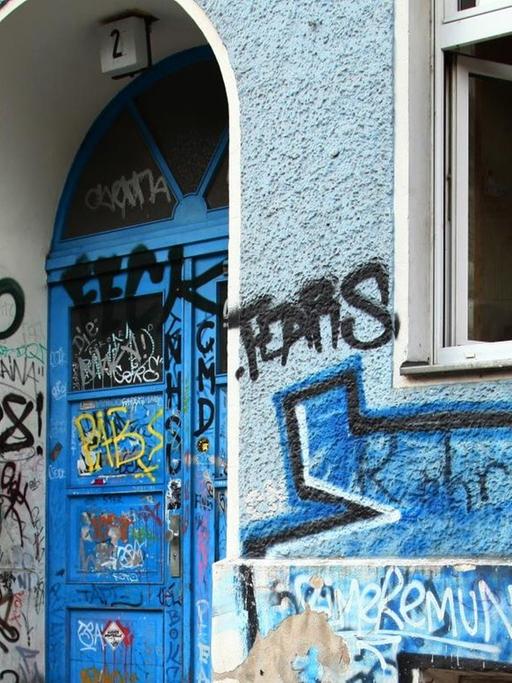 Eine alte Frau blickt aus dem Fenster ihrer Wohnung in Berlin 