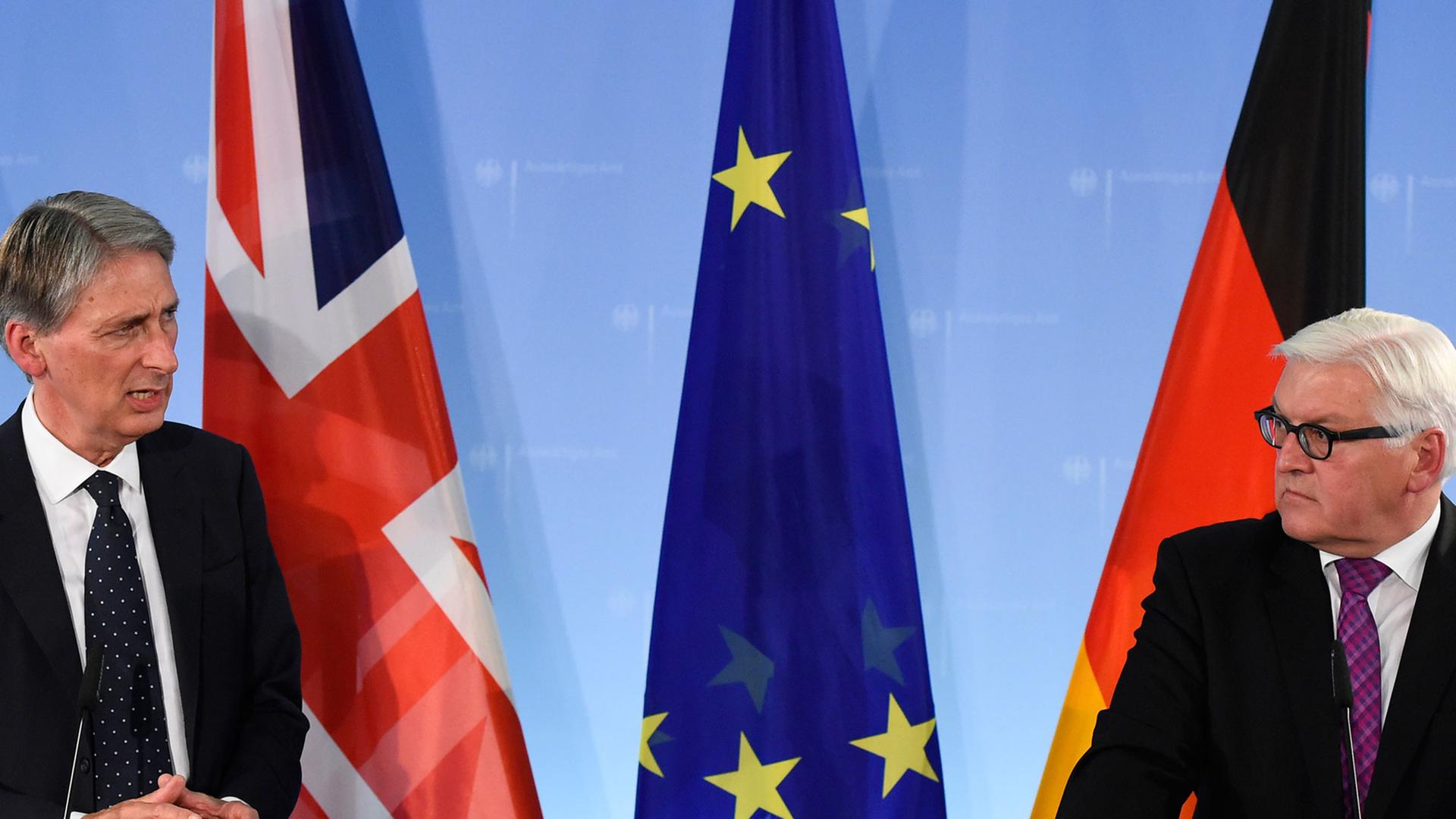 Außenminister Frank-Walter Steinmeier und der britische Außenminister Philip Hammond in Berlin. Außenminister Frank-Walter Steinmeier und der britische Außenminister Philip Hammond in Berlin.