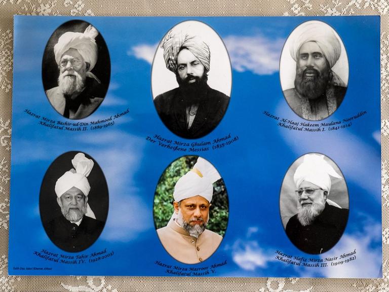 Der Gründer der Ahmadiyya-Gemeinde (Mitte, oben) und die Kalifen seither