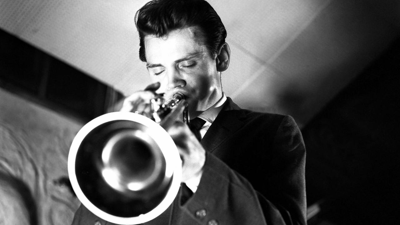 Der Jazz-Musiker Chet Baker vermutlich im September 1959 bei einem Auftritt mit seiner Trompete.