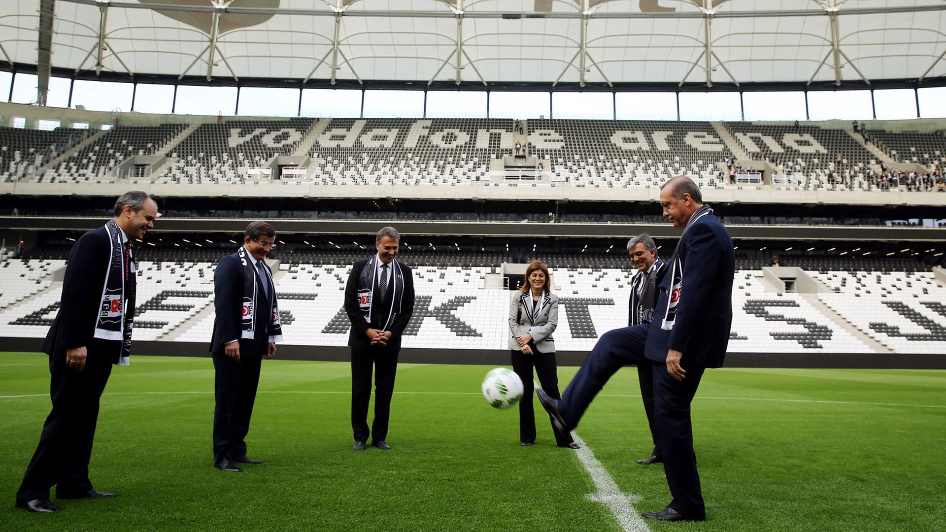 Ganz rechts der türkische Präsident Recep Tayyip Erdogan, zweiter von links der türkische Premierminister Ahmet Davutoglu und der frühere türkische Präsident Abdullah Gul bei der Eröffnungszeremonie von Besiktas neuem Stadium, der Vodafone Arena in Istanbul, im April 2016 Ganz rechts der türkische Präsident Recep Tayyip Erdogan, zweiter von links der türkische Premierminister Ahmet Davutoglu und der frühere türkische Präsident Abdullah Gul bei der Eröffnungszeremonie von Besiktas neuem Stadium, der Vodafone Arena in Istanbul, im April 2016