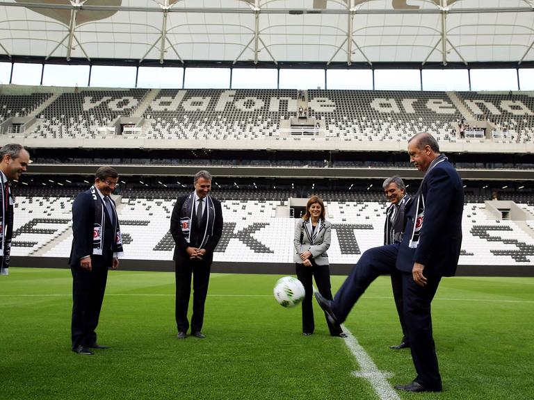 Ganz rechts der türkische Präsident Recep Tayyip Erdogan, zweiter von links der türkische Premierminister Ahmet Davutoglu und der frühere türkische Präsident Abdullah Gul bei der Eröffnungszeremonie von Besiktas neuem Stadium, der Vodafone Arena in Istanbul, im April 2016