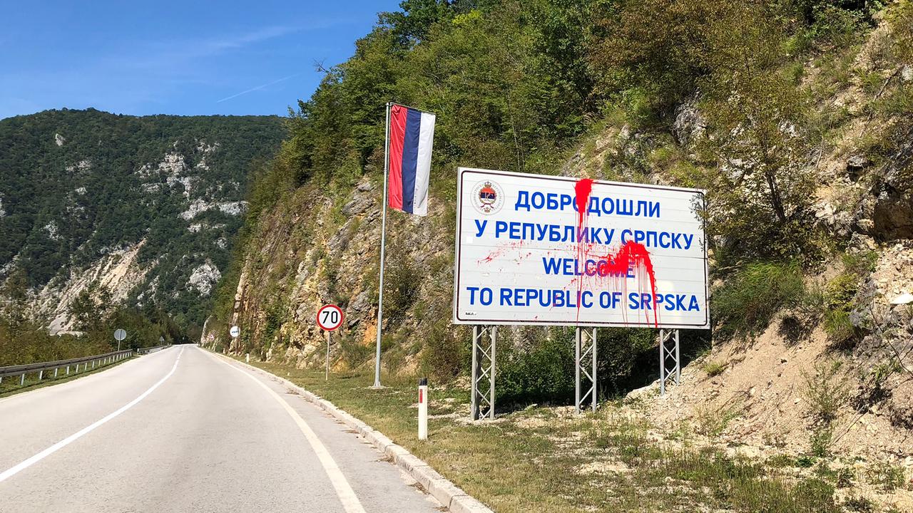 Dieses Schild entlang der Straße von Sarajevo nach Banja Luka markiert den Beginn der Republika Srbska. Das Schild ist mit roter Farbe beschmiert. Dieses Schild entlang der Straße von Sarajevo nach Banja Luka markiert den Beginn der Republika Srbska. Das Schild ist mit roter Farbe beschmiert.