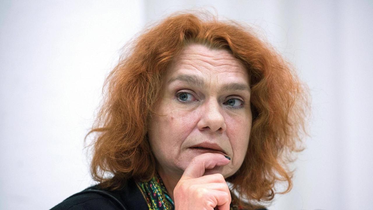 Die türkische Autorin Asli Erdogan bei der Präsentation ihres Buchs "Das Haus am Stein" in Frankfurt am Main. Sie blickt nachdenklich und hält sich dabei eine Hand an das Kinn. Die türkische Autorin Asli Erdogan bei der Präsentation ihres Buchs "Das Haus am Stein" in Frankfurt am Main. Sie blickt nachdenklich und hält sich dabei eine Hand an das Kinn.
