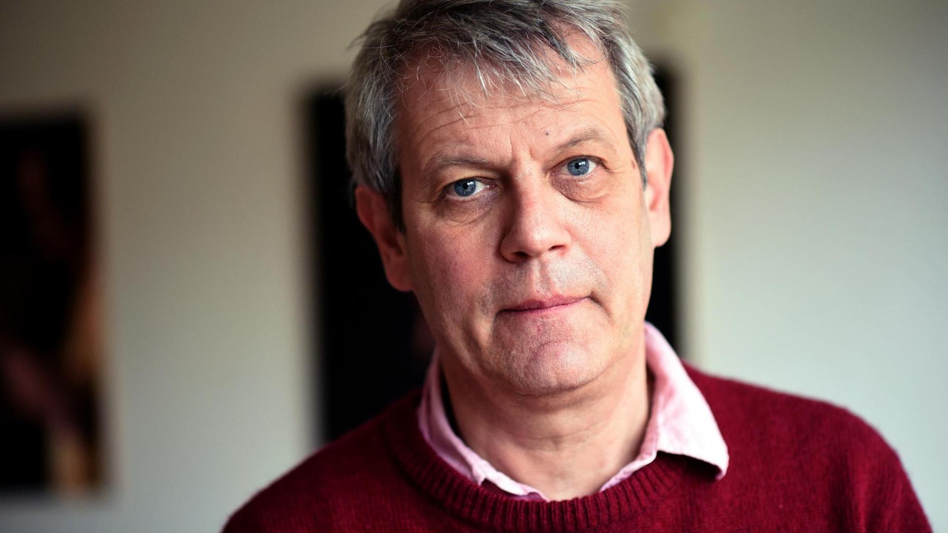Der Autor Axel Scheffler trägt ein Hemd und einen roten Pullover Der Autor Axel Scheffler trägt ein Hemd und einen roten Pullover