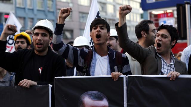 Demonstranten tragen Slogans und ein Bild von Ministerpräsident Erdogan bei einer Demonstration in Istanbul.