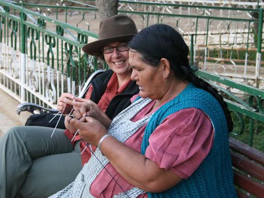 Autorin Judith Grümmer beim Stricken mit Dona Mercedes Autorin Judith Grümmer beim Stricken mit Dona Mercedes