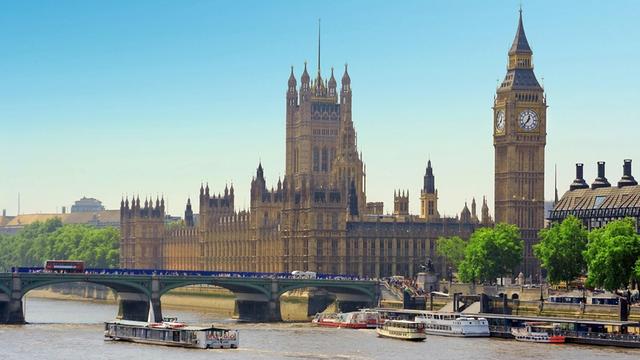 Blick über die Londoner Themse zum House of Parliament und Big Ben