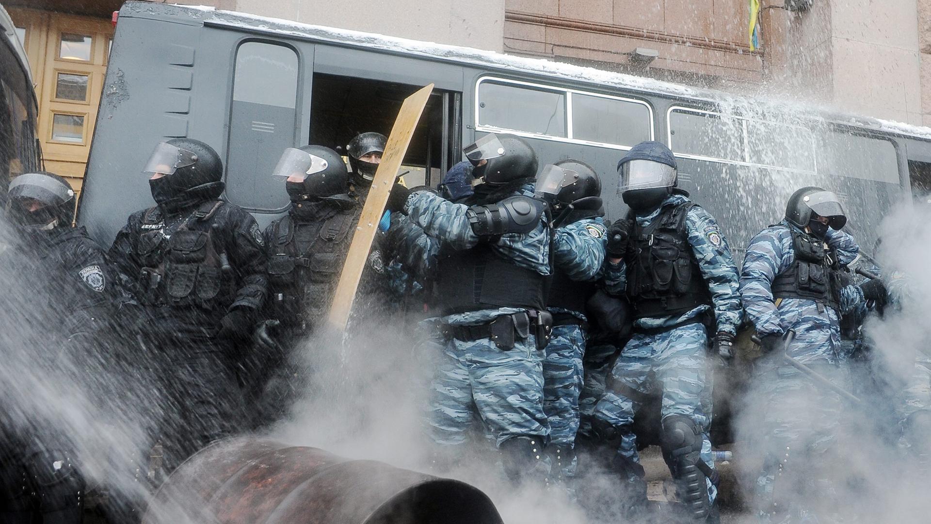 Polizisten vor dem Kiewer Rathaus