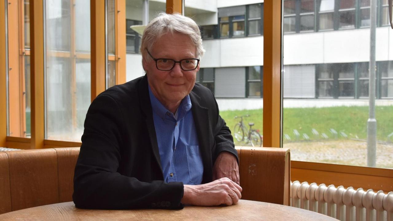 Prof. Dr. Wolfgang Seibel posiert für ein Foto. Prof. Dr. Wolfgang Seibel posiert für ein Foto.