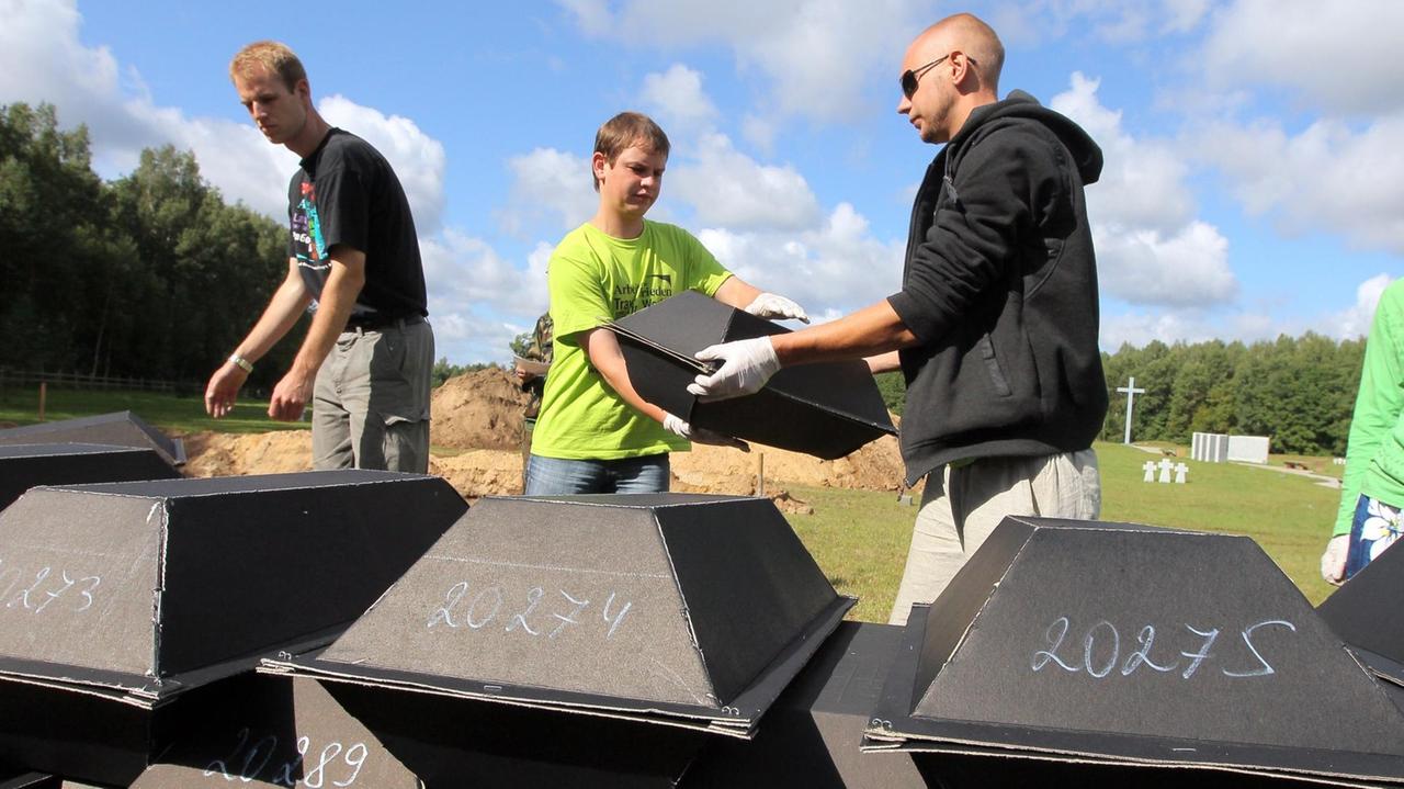 Freiwillige des Volksbunds Deutsche Kriegsgräberfürsorge kümmern sich um die Gräber von Soldaten - hier in Bobruisk, Weißrussland.