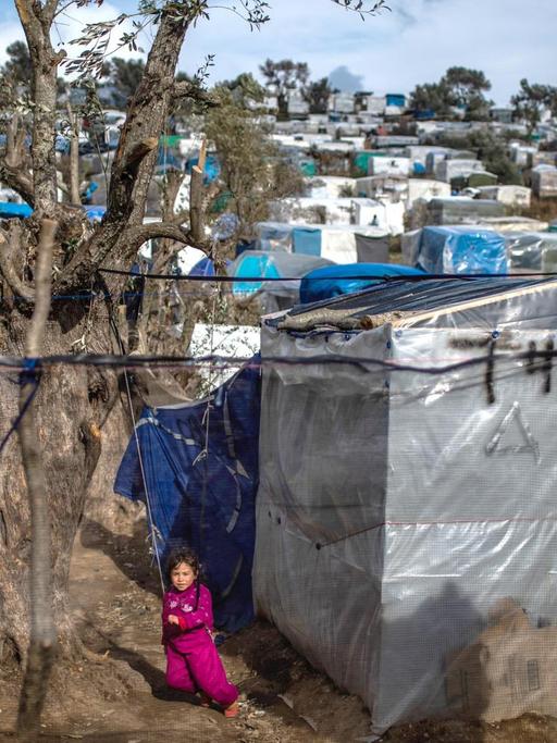 Ein Kind spielt in einem provisorischen Zeltlager in der Nähe des Camps für Migranten in Moria.