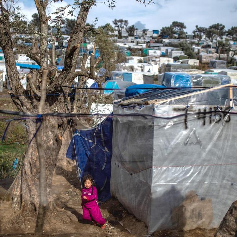 Ein Kind spielt in einem provisorischen Zeltlager in der Nähe des Camps für Migranten in Moria.