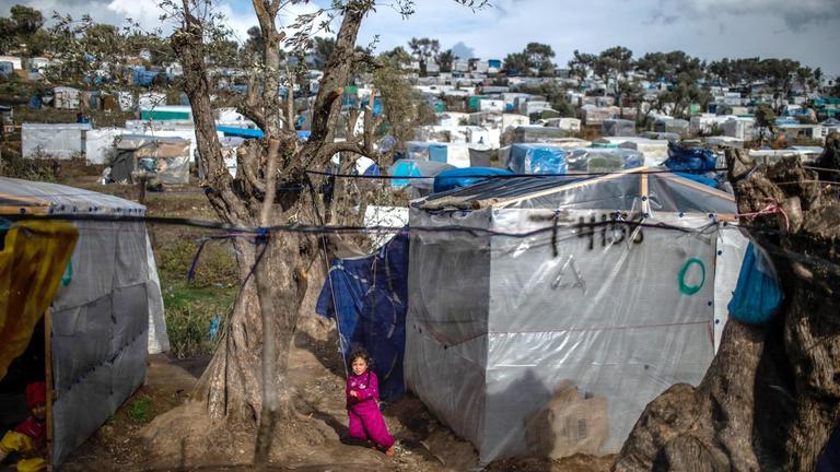 Ein Kind spielt in einem provisorischen Zeltlager in der Nähe des Camps für Migranten in Moria.