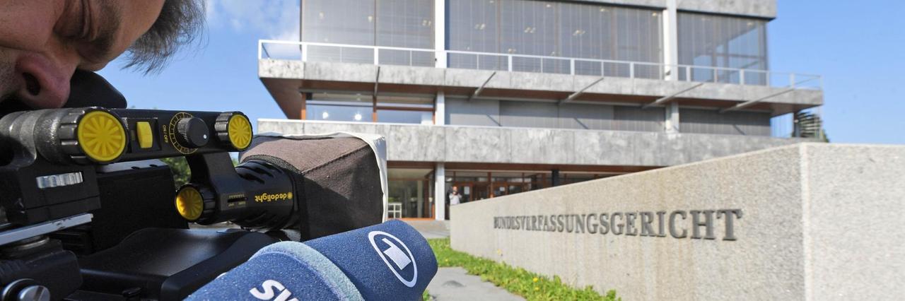 Ein Kameramann der ARD filmt das Bundesverfassungsgericht Ein Kameramann der ARD filmt das Bundesverfassungsgericht