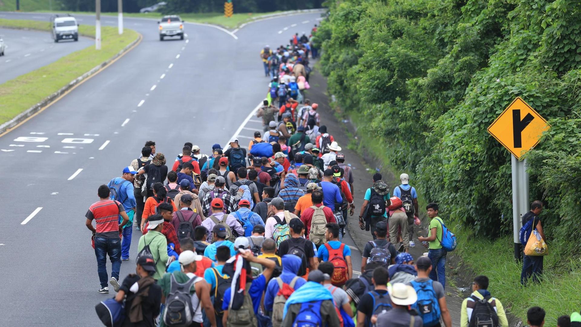 Migranten aus Honduras marschieren in Guatemala in einer Karawane in Richtung der mexikanischen Grenze Migranten aus Honduras marschieren in Guatemala in einer Karawane in Richtung der mexikanischen Grenze