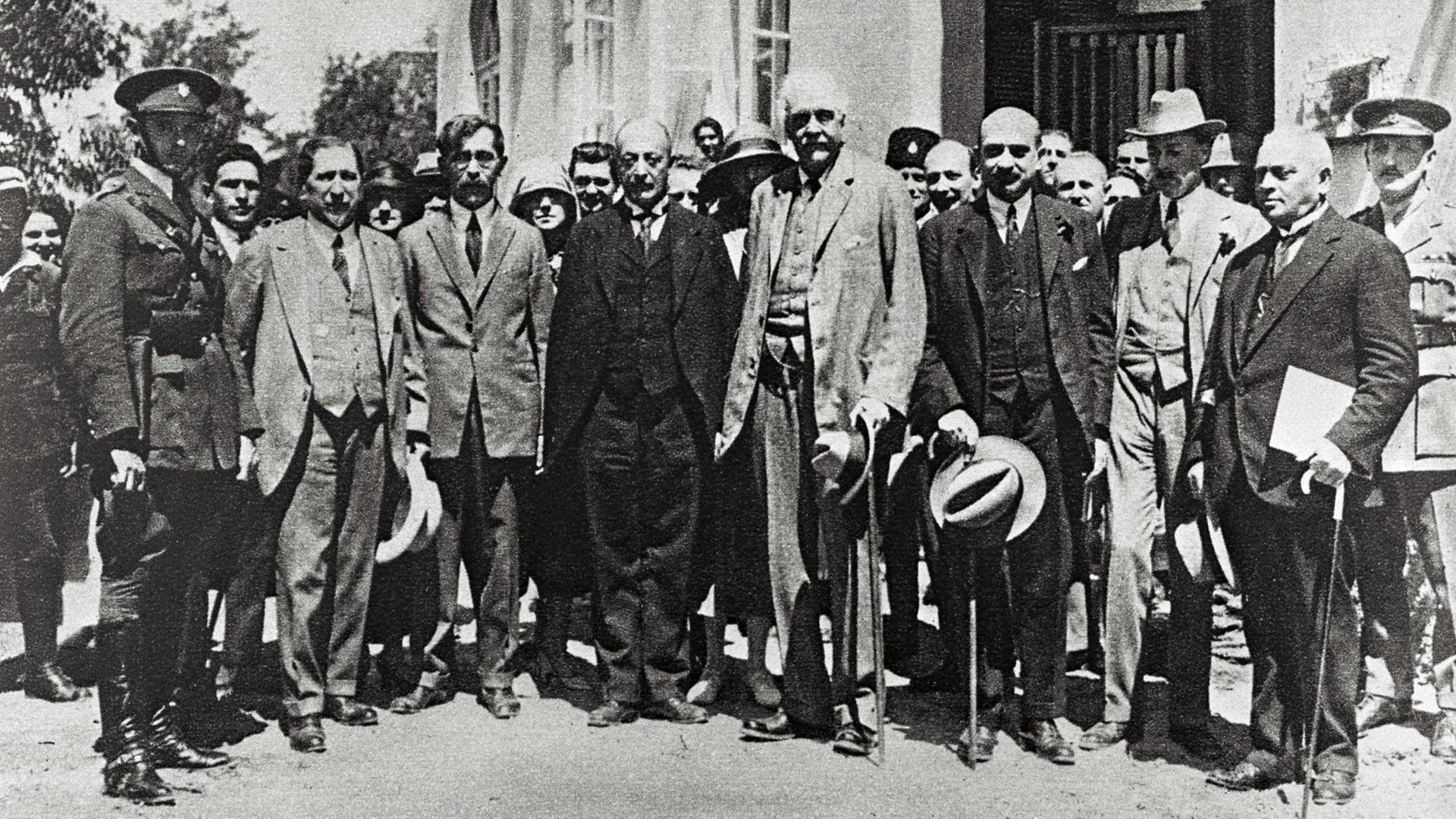 Arthur Balfour, der ehemalige britische Premierminister, und Chaim Weizmann, der zukünftige erste Präsident Israels bei einem Besuch in Tel Aviv im Jahre 1925 Arthur Balfour, der ehemalige britische Premierminister, und Chaim Weizmann, der zukünftige erste Präsident Israels bei einem Besuch in Tel Aviv im Jahre 1925