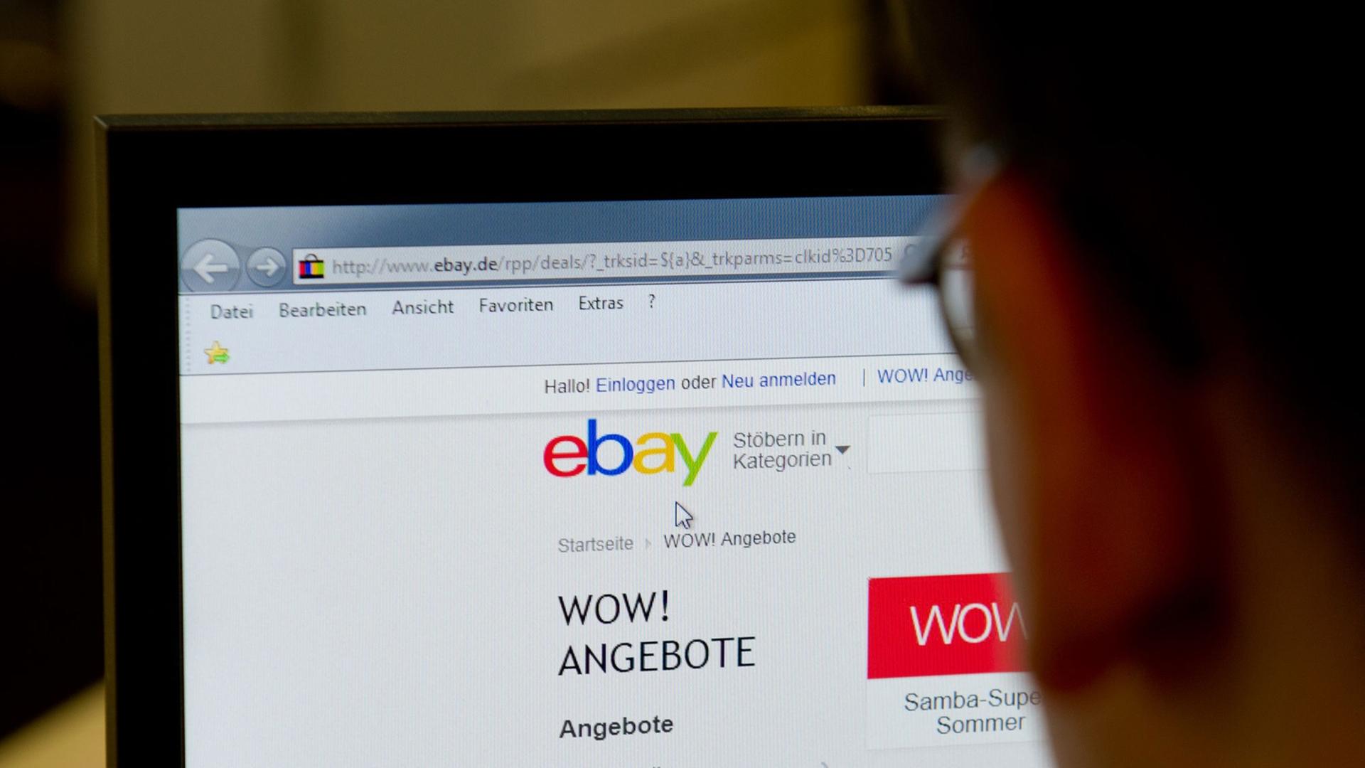 Ein Computernutzer klickt sich durch Angebote auf der Online-Auktionsseite ebay. Ein Computernutzer klickt sich durch Angebote auf der Online-Auktionsseite ebay.