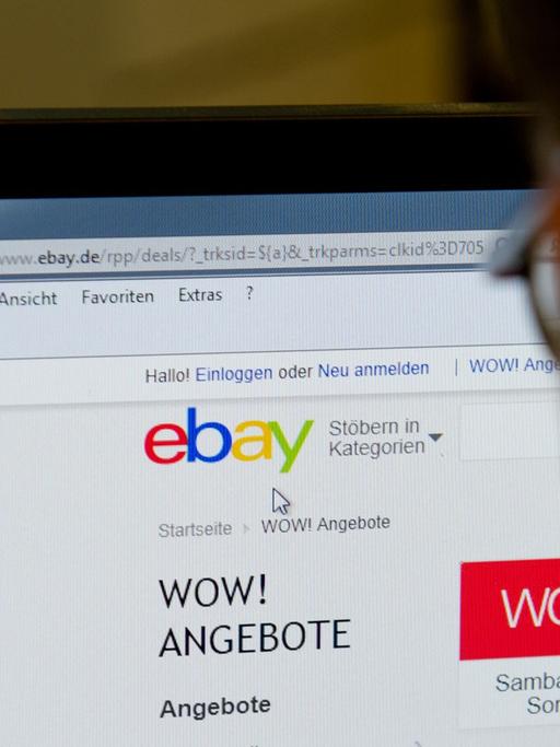 Ein Computernutzer klickt sich durch Angebote auf der Online-Auktionsseite ebay.