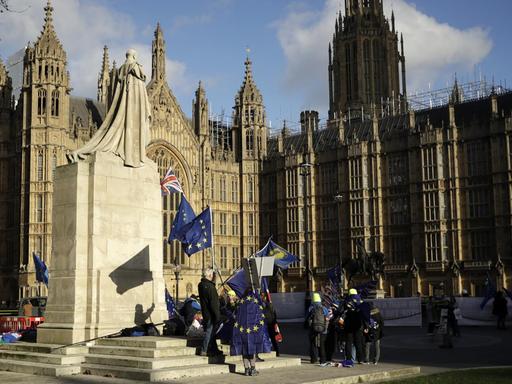 Das Foto zeigt die "Houses of Parliament" in London, davor demonstrieren Demonstranten für einen Verbleib Großbritanniens in der EU.