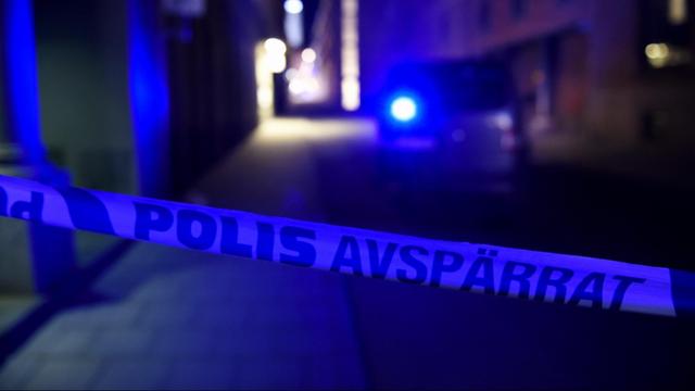 Nach dem Anschlag mit einem Lastwagen auf ein Kaufhaus in der Stockholmer Innenstadt hat die Polizei am 7. April 2017 eine Straße abgesperrt.