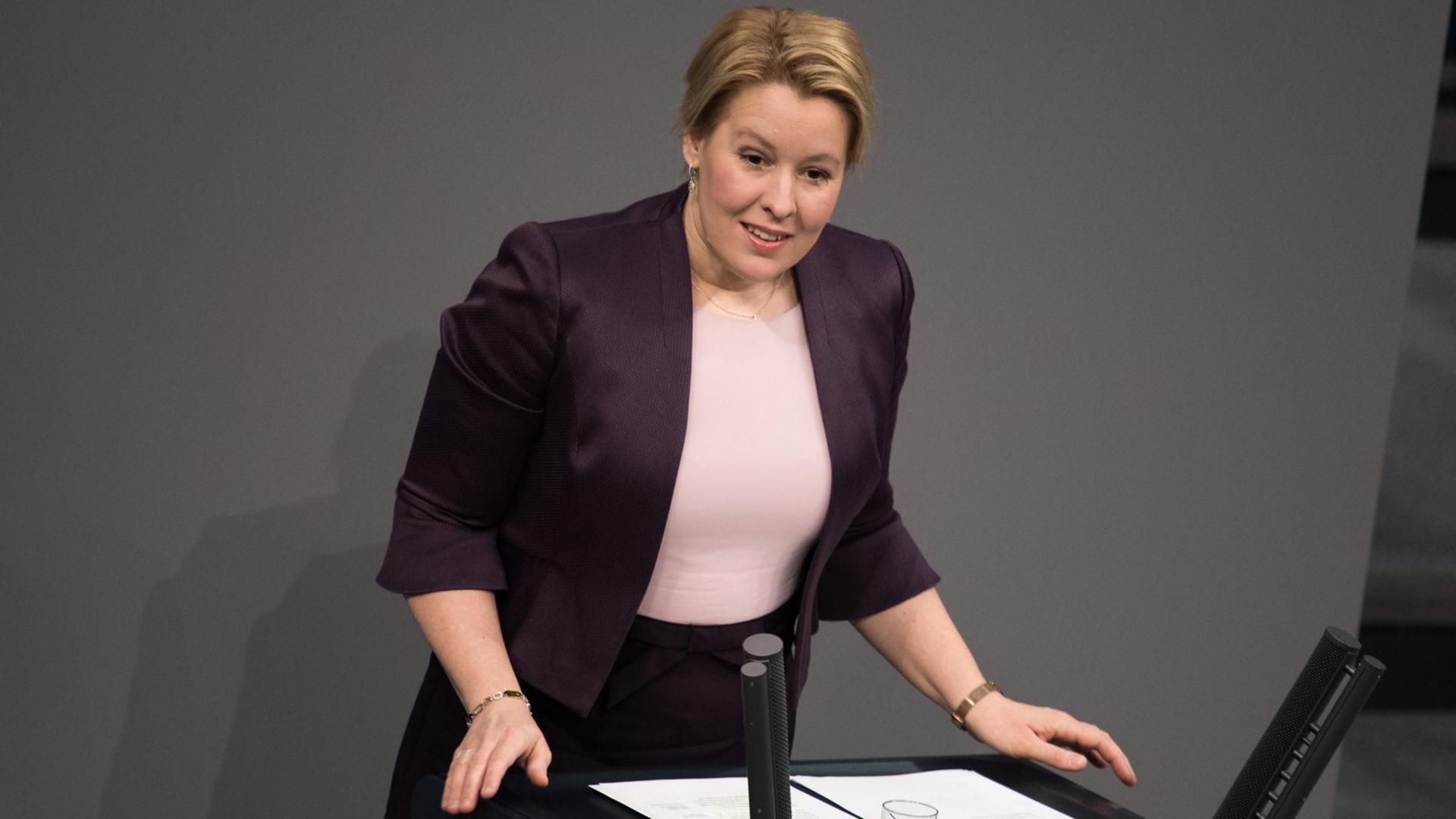 Franziska Giffey (SPD), ehemalige Bundesfamilienministerin, spricht bei der 150. Sitzung des Bundestages. Franziska Giffey (SPD), ehemalige Bundesfamilienministerin, spricht bei der 150. Sitzung des Bundestages.