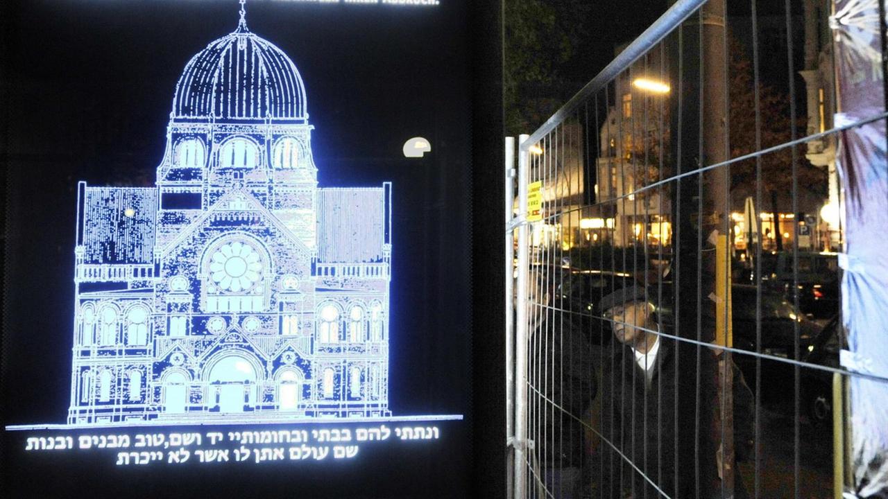 Lichttafel der zerstörten Synagoge am Joseph-Carlebach-Platz. Lichttafel der zerstörten Synagoge am Joseph-Carlebach-Platz.