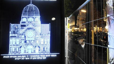 Lichttafel der zerstörten Synagoge am Joseph-Carlebach-Platz.